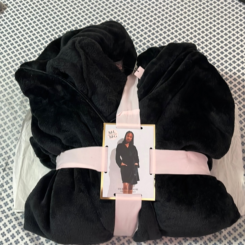 Short plush bath robe by Victoria secret